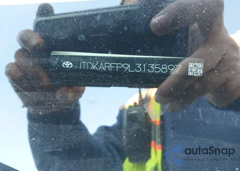 2020 Toyota Prius Prime Le z USA, uszkodzony, nr VIN JTDKARFP9L3135897